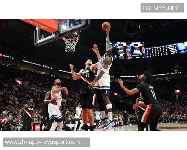 文班低位强攻遭布克防守犯规本场第4次犯规引发争议 文班低位强攻遭布克防守犯规本场第4次犯规引发争议